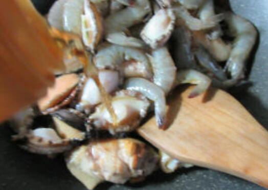 中翅鲍鱼鲜虾煲的做法步骤：5