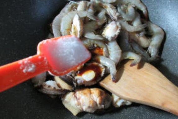 中翅鲍鱼鲜虾煲的做法步骤：8