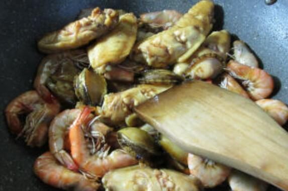 中翅鲍鱼鲜虾煲的做法步骤：10