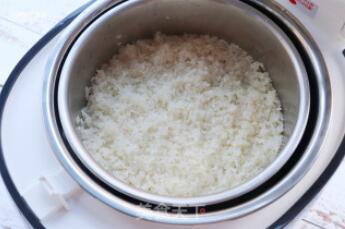 石锅拌饭的做法步骤：1